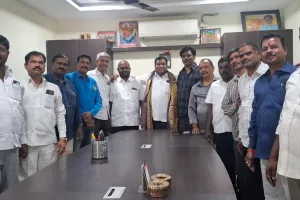 ఆత్మీయ మిత్రుడిని సన్మానించిన చిన్ననాటి స్నేహితులు 