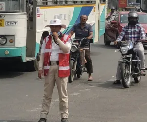 కొత్తపేట సిగ్నల్ కాడ 'హరిత'మ్మ సత్తా.. తన డ్యూటీతోనే సిటీకి చుక్కాని!
