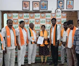 33 వ వార్డు బిజెపి బీఫామ్ అందుకున్న అభ్యర్థి నిర్మల. 