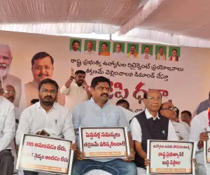 బీజేపీ ధర్నాలో ప్రభుత్వ ఉపాధ్యాయుల ‘ప్రసంగ’ హోరు!