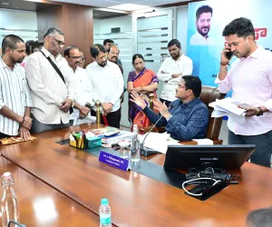 కాలనీ సంఘాల 'కబ్జా' కోరల్లో ప్రజా స్థలాలు!