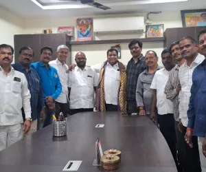 ఆత్మీయ మిత్రుడిని సన్మానించిన చిన్ననాటి స్నేహితులు 