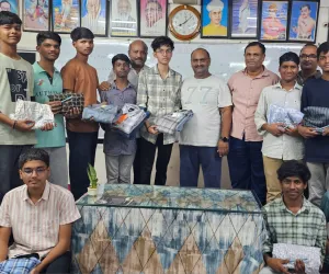 ఇచ్చిన మాట ప్రకారం విద్యార్థులకు కొత్త బట్టల బహుమతి